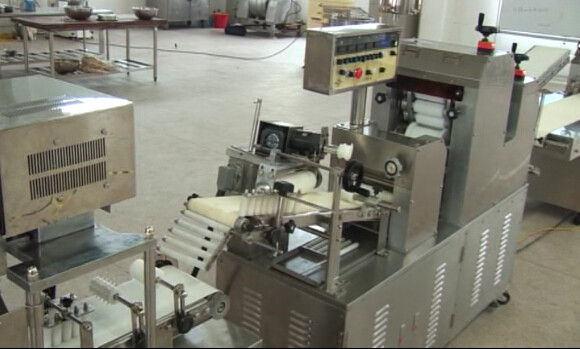 Máquina automática industrial da formação de massa, bolo de Steamd que faz a máquina
