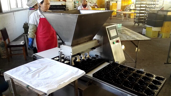 Bolo automático do equipamento de produção que faz a máquina com doce ou manteiga de enchimento