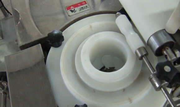 Alimento industrial que forma a máquina para o bolo da lua que faz a linha de produção