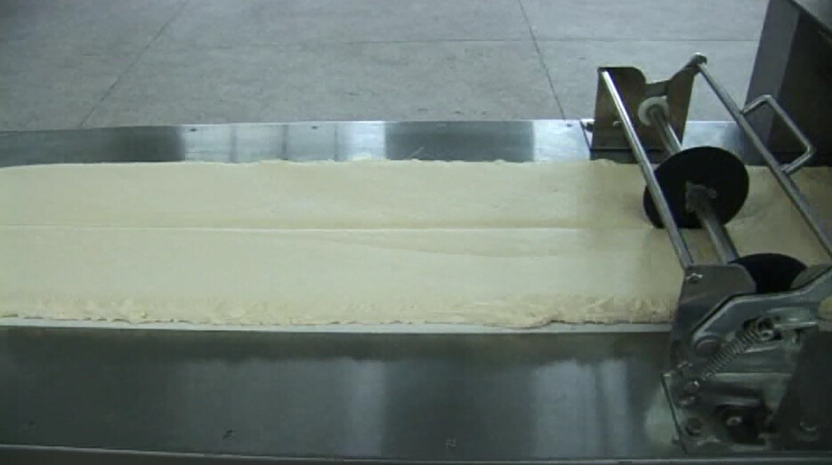 Máquina da fabricação de massa do Mooncake que polvilha o sistema para o brinde, máquina automática do alimento